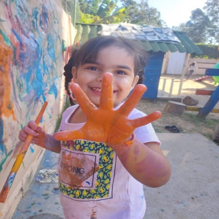 Crianças se divertem e aprendem sobre Frida Kahlo e outros artistas plásticos de renome em Núcleo de Educação Infantil de Florianópolis
