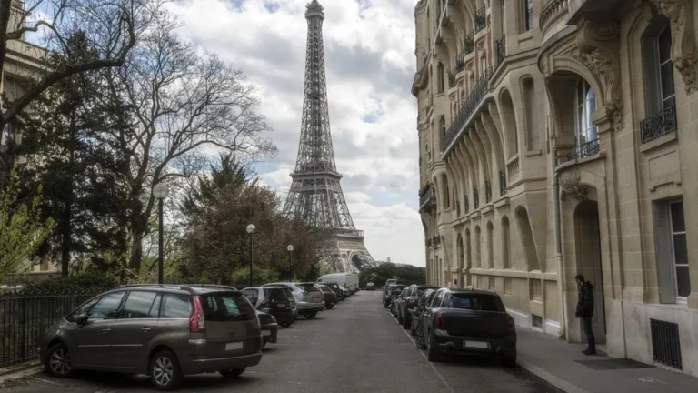 Donos de SUVs vão pagar mais caro para estacionar nas ruas de Paris a partir de 2024