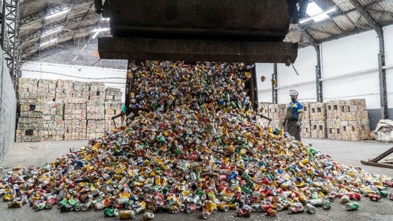 Em 10 anos, Brasil reciclou mais de 3,3 mil tons de latas de alumínio, volume suficiente para encher 35 aviões comerciais
