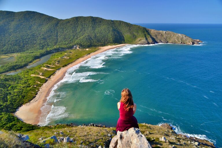 Florianópolis é um dos destinos de praia mais recomendados por brasileiros para viajar com crianças, diz Booking.com