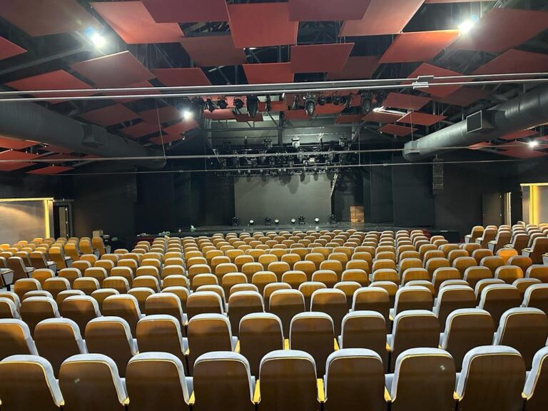 Resort inaugura moderno teatro, em Florianópolis