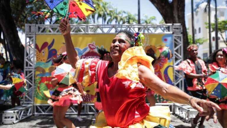 Carnaval 2024: sucesso dos blocos de rua movimenta a economia do país