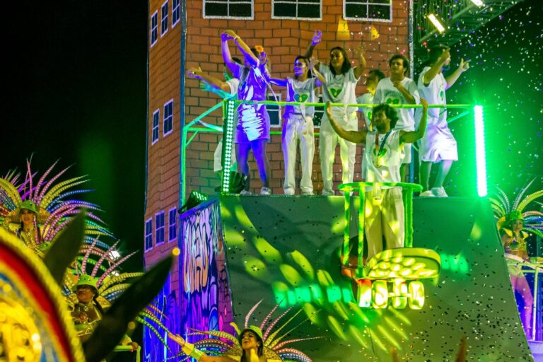 Medalhista olímpico Pedro Barros é campeão em carnaval de Floripa