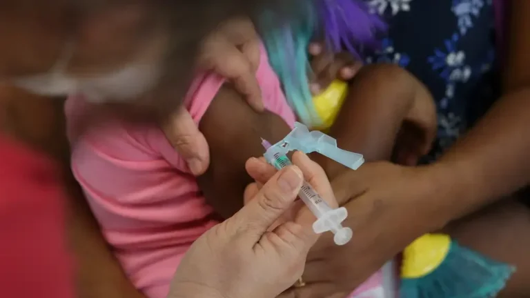 Mães pretas têm quase o dobro de dificuldade em relação às brancas para vacinar crianças de até 2 anos