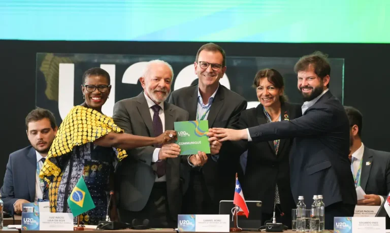 Lula recebe documento com 36 demandas de prefeitos do U20