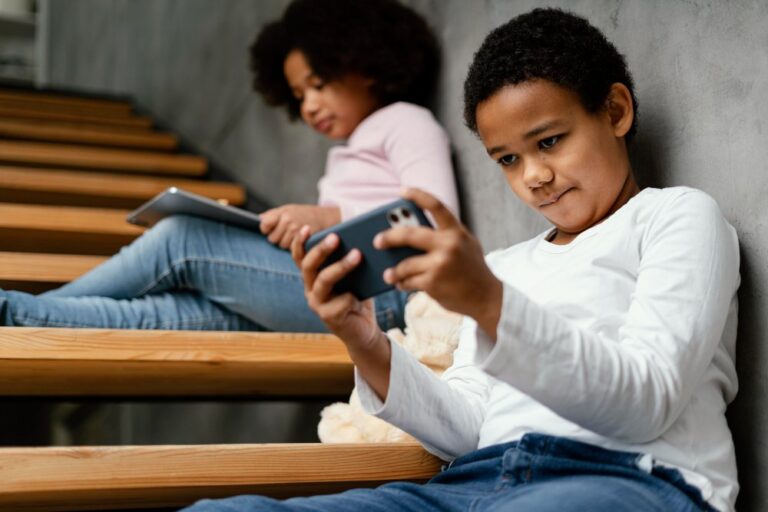 Senado aprova projeto para restringir uso de celular em escolas