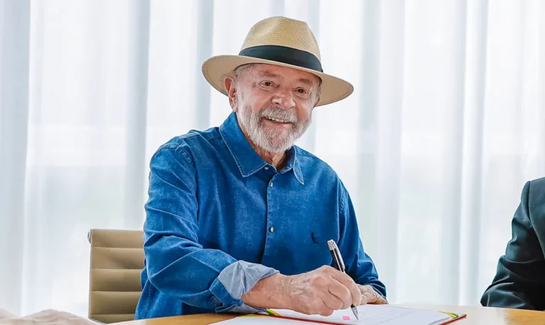 Em pronunciamento, Lula diz que vai cuidar do povo e da economia
