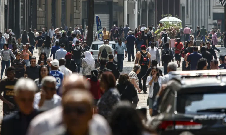 Desemprego cai a 6,1% em novembro, o menor da história segundo o IBGE