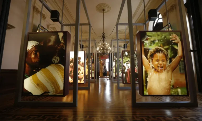 Museu das Favelas reabre com mostras sobre magia e vida em comunidades