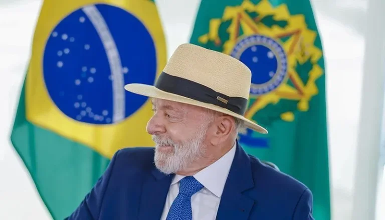 Lula sanciona lei que proíbe uso de celular nas escolas