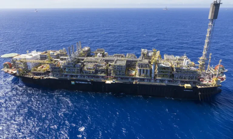 Petrobras descobre nova camada de óleo na Bacia de Santos