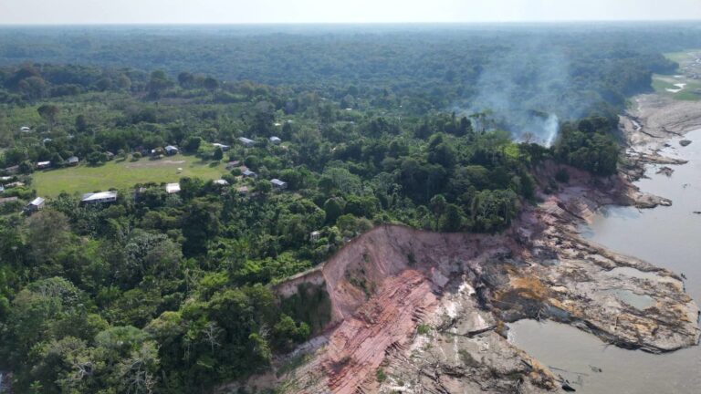 Milhares de ribeirinhos da Amazônia estão em situação de risco por erosão e assoreamento de rios