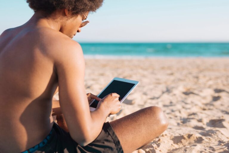Plataformas devem promover ambiente seguro para jovens na internet, diz instituto