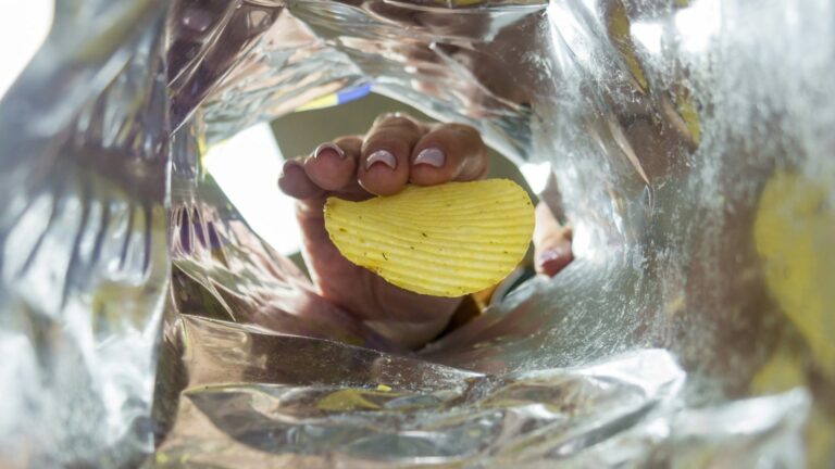 Maior consumo de alimentos ultraprocessados aumenta a chance de doenças crônicas em mulheres brasileiras