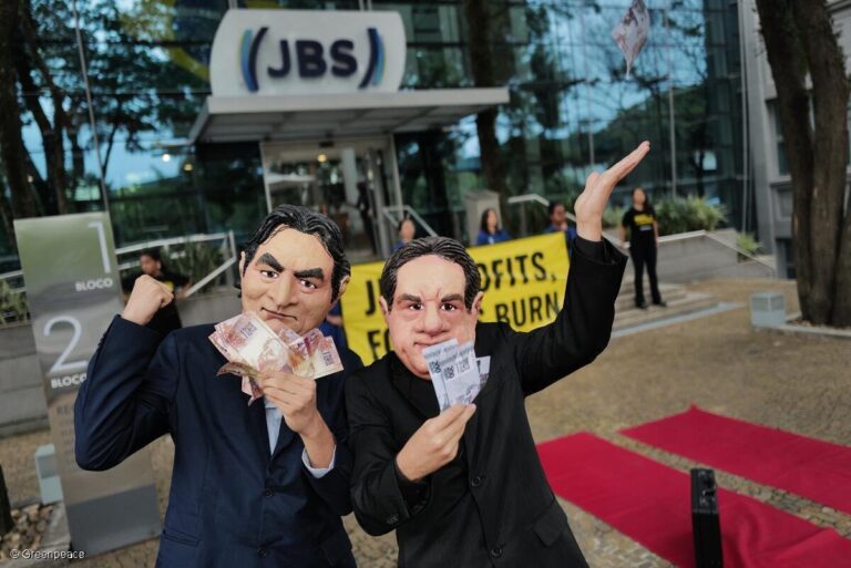 Em assembleia de acionistas da JBS, ativistas do Greenpeace protestam contra destruição da floresta e do clima