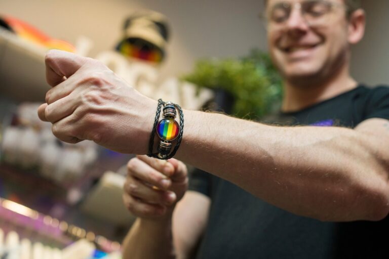 Pessoas trans e travestis são as que mais empreendem na comunidade LGBT+ no país