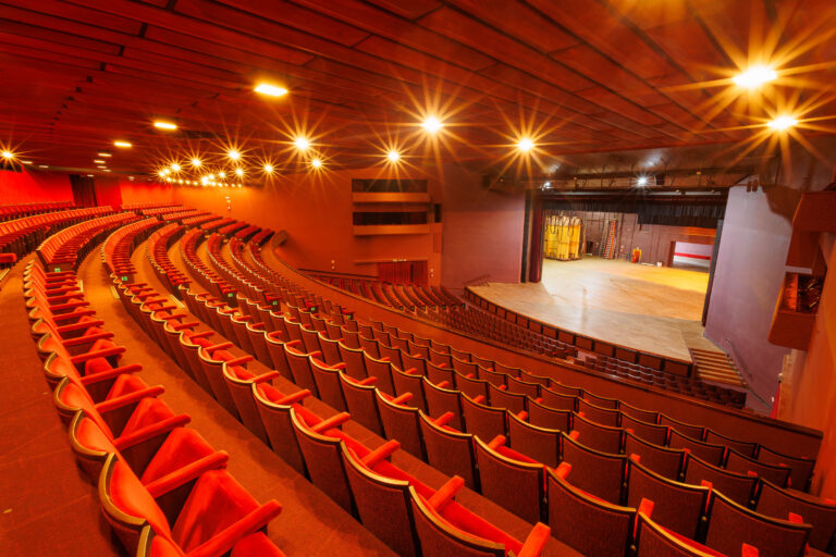 Teatro Guaíra divulga a relação dos finalistas do Troféu Gralha Azul 2025