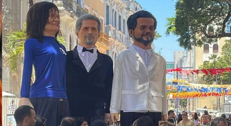 Wagner Moura e Kleber Mendonça viram bonecos no carnaval de Olinda