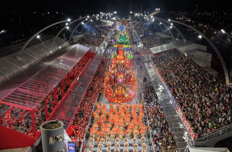 Primeiro dia de desfiles em São Paulo teve chuva, sambódromo lotado e Erika Hilton com faixa presidencial