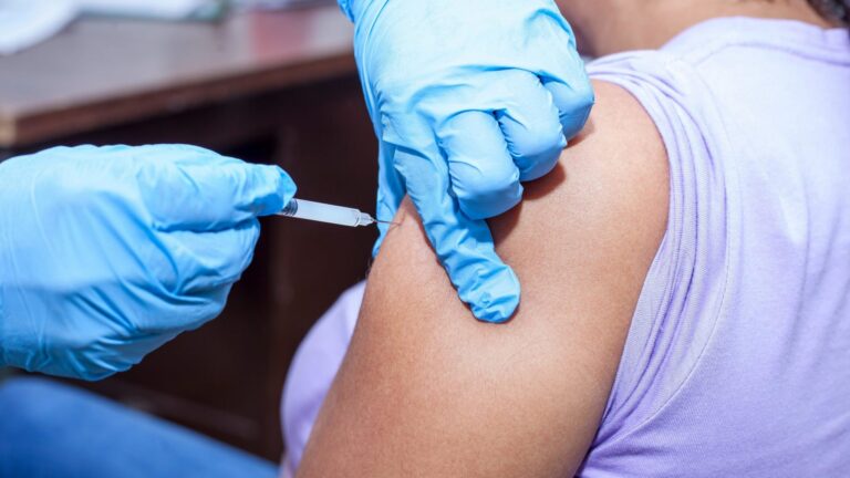 Desinformação afasta meninas da vacina contra o HPV no Brasil mesmo em classes mais altas, aponta estudo