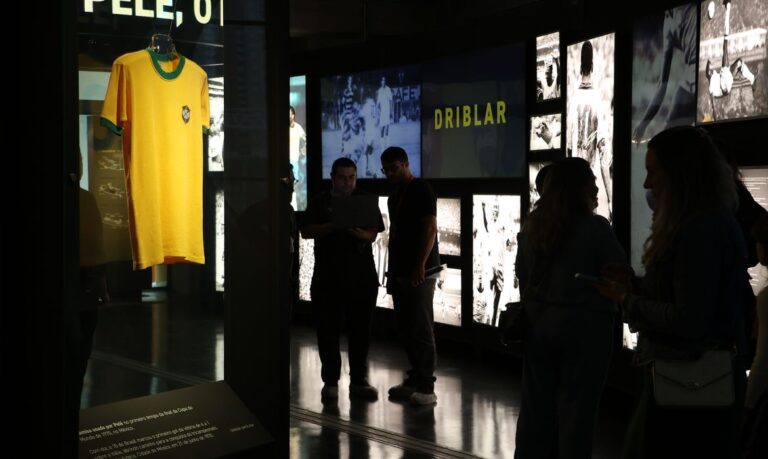 Museu do Futebol abre exposição com camisas históricas da Seleção