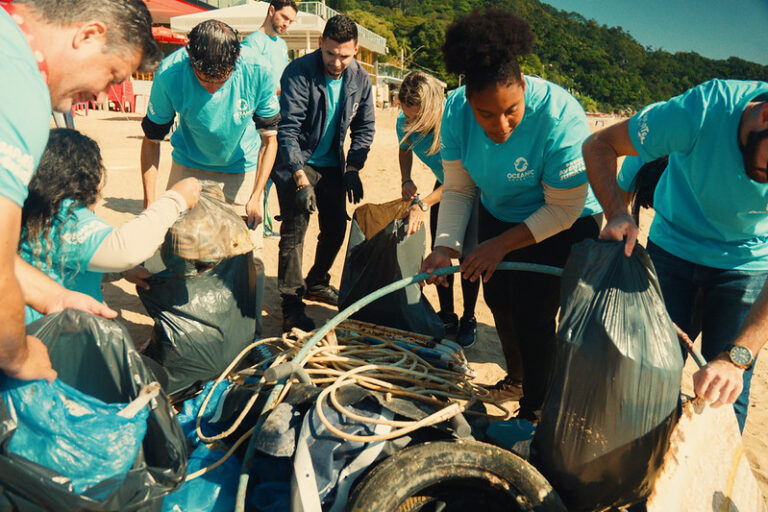 Mutirão recolhe 80 quilos de resíduos em praia de Balneário Camboriú