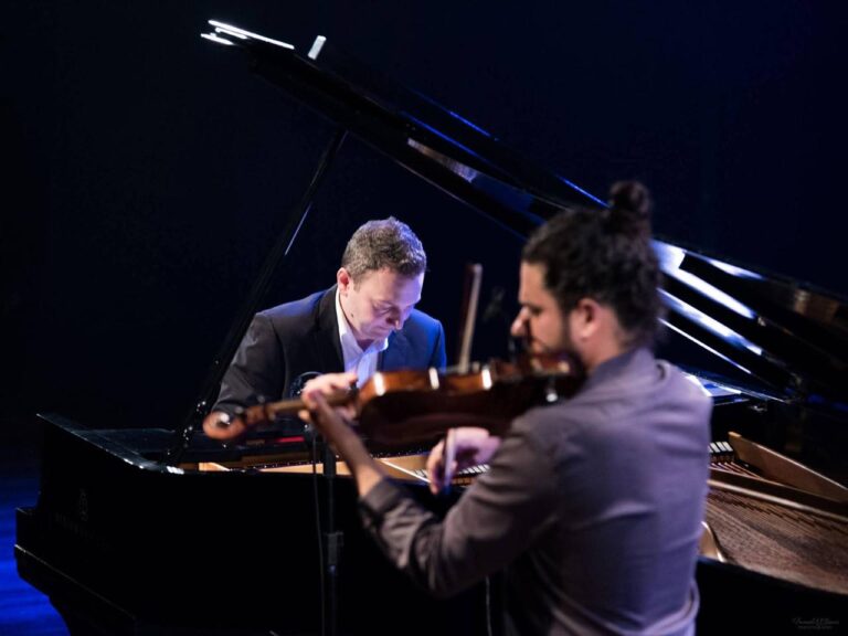 De Vivaldi a Metallica: duo mistura clássicos, jazz e rock em apresentação gratuita no centro de Florianópolis