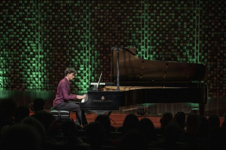 Entre Queen e a memória de Orelha, Rock ao Piano volta a Florianópolis com uma turnê que já lotou teatros em 22 estados