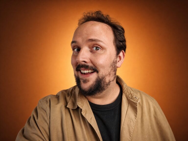 Daniel Sartório e o humor como linguagem para compreender o Brasil contemporâneo