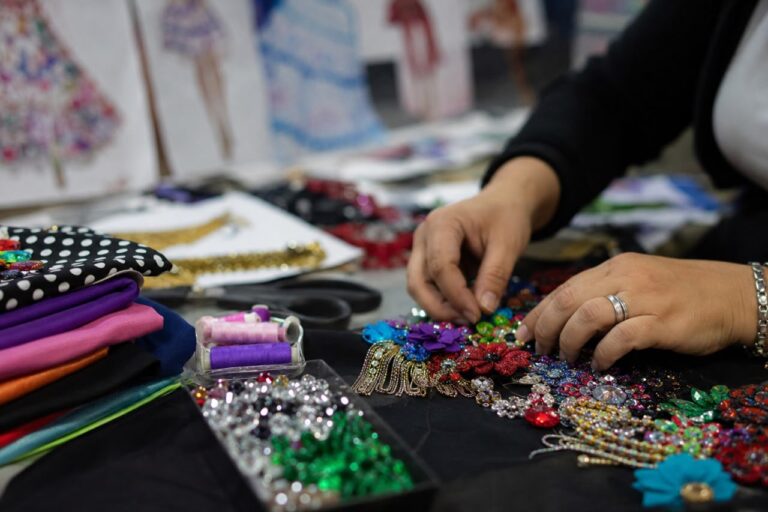 Tendência maximalista impulsiona busca por formação técnica em moda