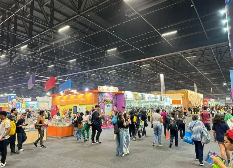 Autores de reportagens investigativas debatem biografias e não-ficção na Bienal de São Paulo