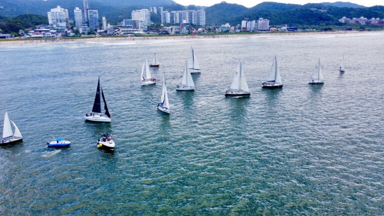 Regata celebra os 64 anos de Navegantes e deve reunir cerca de 100 velejadores